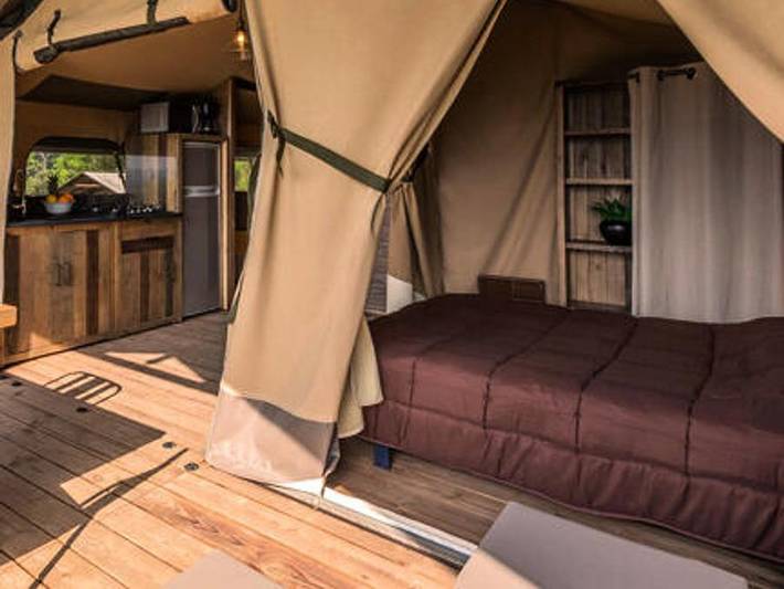 Camping Le Domaine Aramis - Tente en toile et en bois 4 personnes - Lodge Luxe 3 Pièces 4 Personnes in Marsan (homonymie), Gers