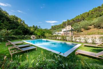 Villa for 8 Guests in Lucca, Italian Riviera, Picture 4