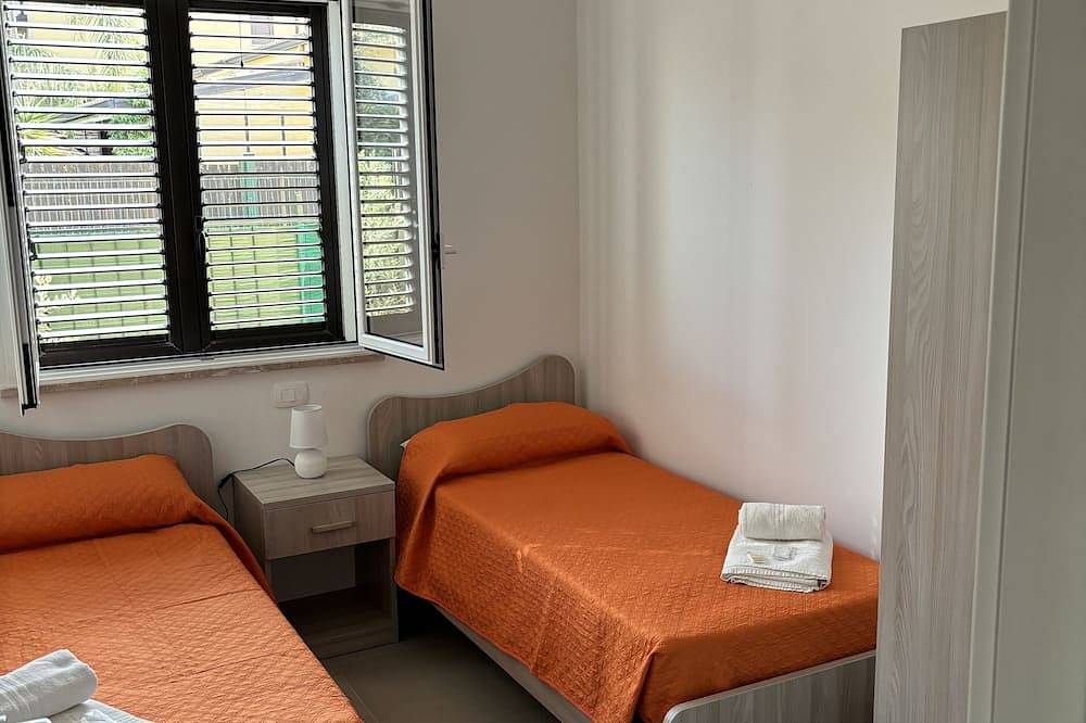 Onafhankelijke villa met tuin in de buurt van de zee op 10 km van Cefalù in Piana Calzata, Provincie Palermo
