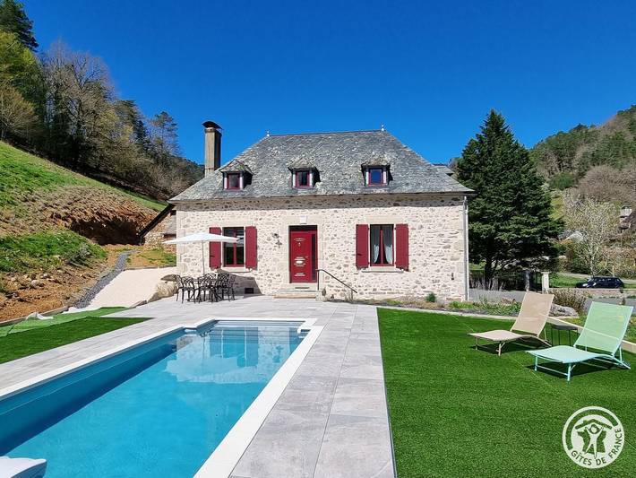 Vakantiehuis voor 9 personen, with terras and tuin as well as zwembad in Argentat