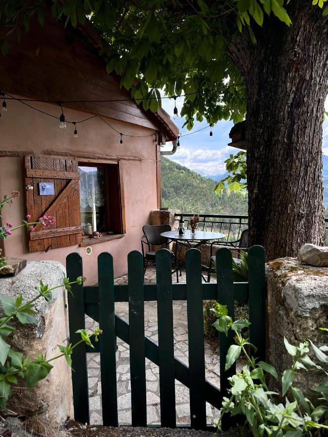 Maisonnette avec terrasse et vue imprenable in Théus, Région de Gap