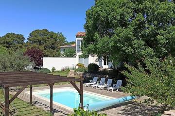 Gîte pour 10 personnes, avec terrasse et jardin à Pourcieux