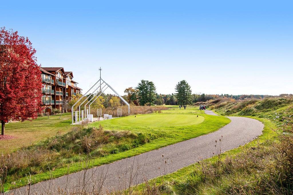 Ganze Wohnung, Golf-front modern condo with fireplace, balcony, & golf course views in Wisconsin Dells, Adams County (WI)
