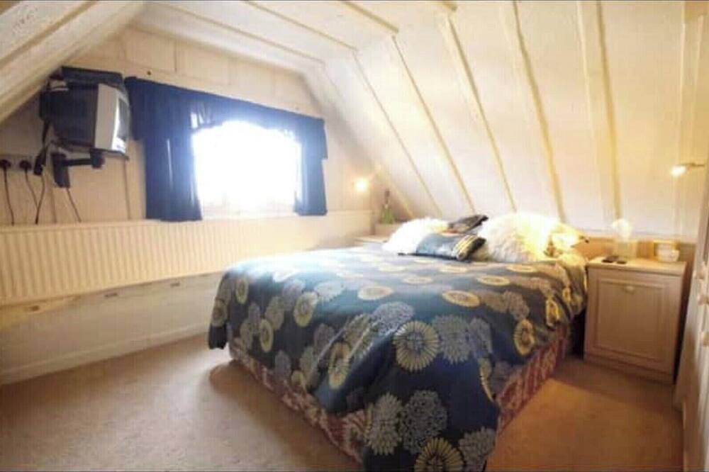 Cosy 3-Bedroom Character Cottage in Historic Waltham Cross in Broxbourne, Hertfordshire