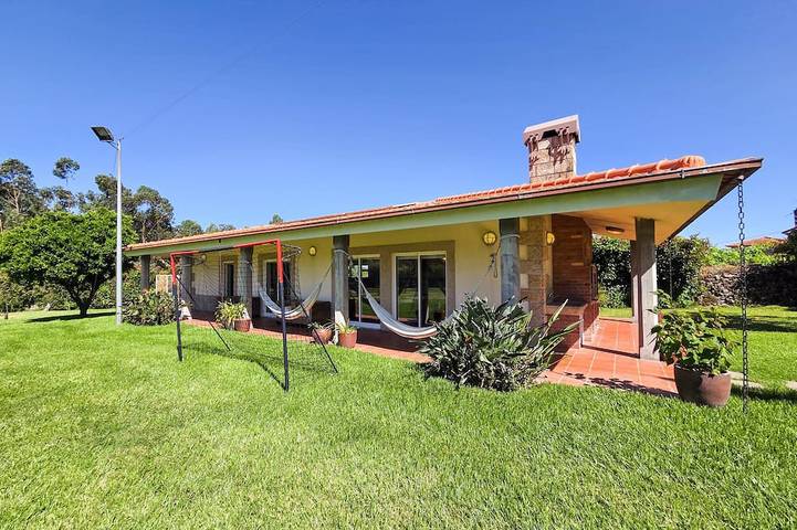 Location de vacances pour 4 personnes, avec terrasse et jardin dans Forjães