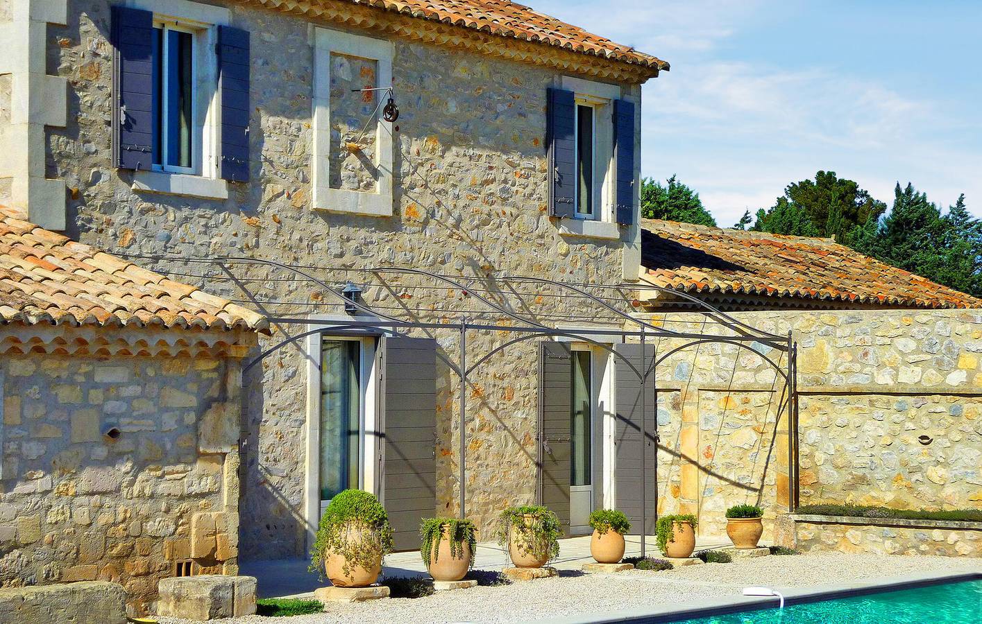 Cozy 115m² Vacation Apartment | Pool, Parking, AC in Saint-Martin-de-Crau, Arles region