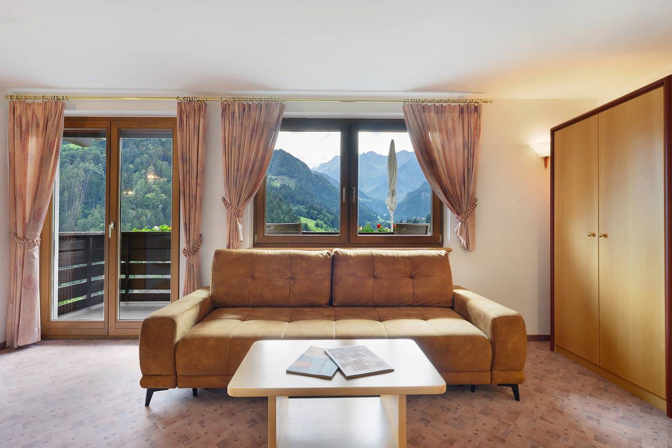 Ganze Wohnung, Geräumige Timmels Suite Ii mit Südbalkon und mit kostenfreiem Wellness- und Poolzugang in Stubaier Alpen, St. Leonhard in Passeier