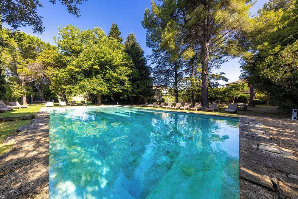 Charming estate - Ideal for groups, 7 bedrooms and more in Sernhac, Nimes und Umgebung