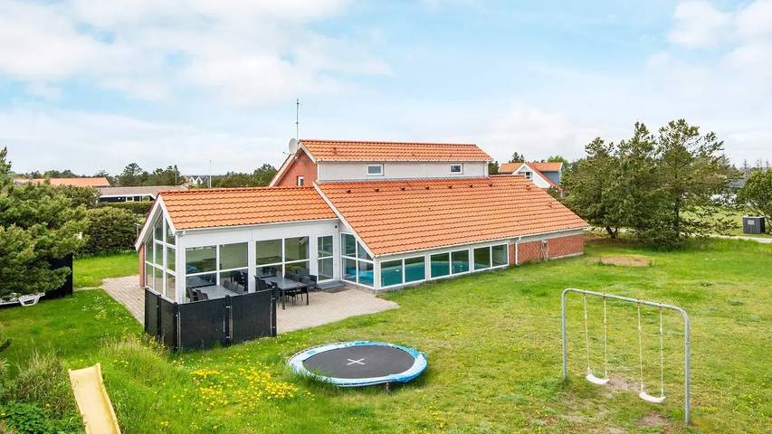 Ferienhaus für 13 Personen, mit Terrasse und Whirlpool sowie Pool und Sauna, mit Haustier
