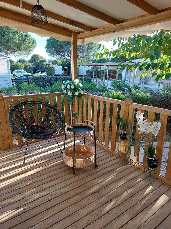 Camping pour 6 personnes, avec bassin pour enfant et vue ainsi que jardin et piscine