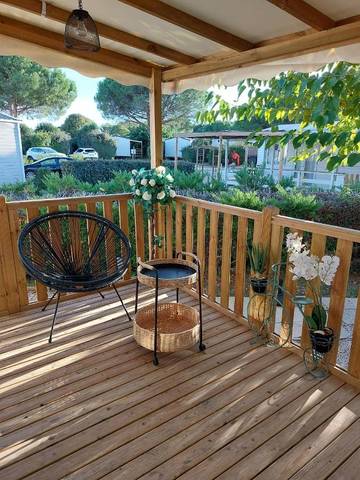 Camping pour 6 personnes, avec piscine et bassin pour enfant ainsi que jardin et vue à Lattes