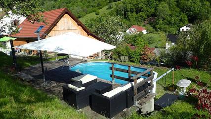 Gîte pour 4 personnes, avec terrasse ainsi que piscine et jardin dans le Haut-Rhin