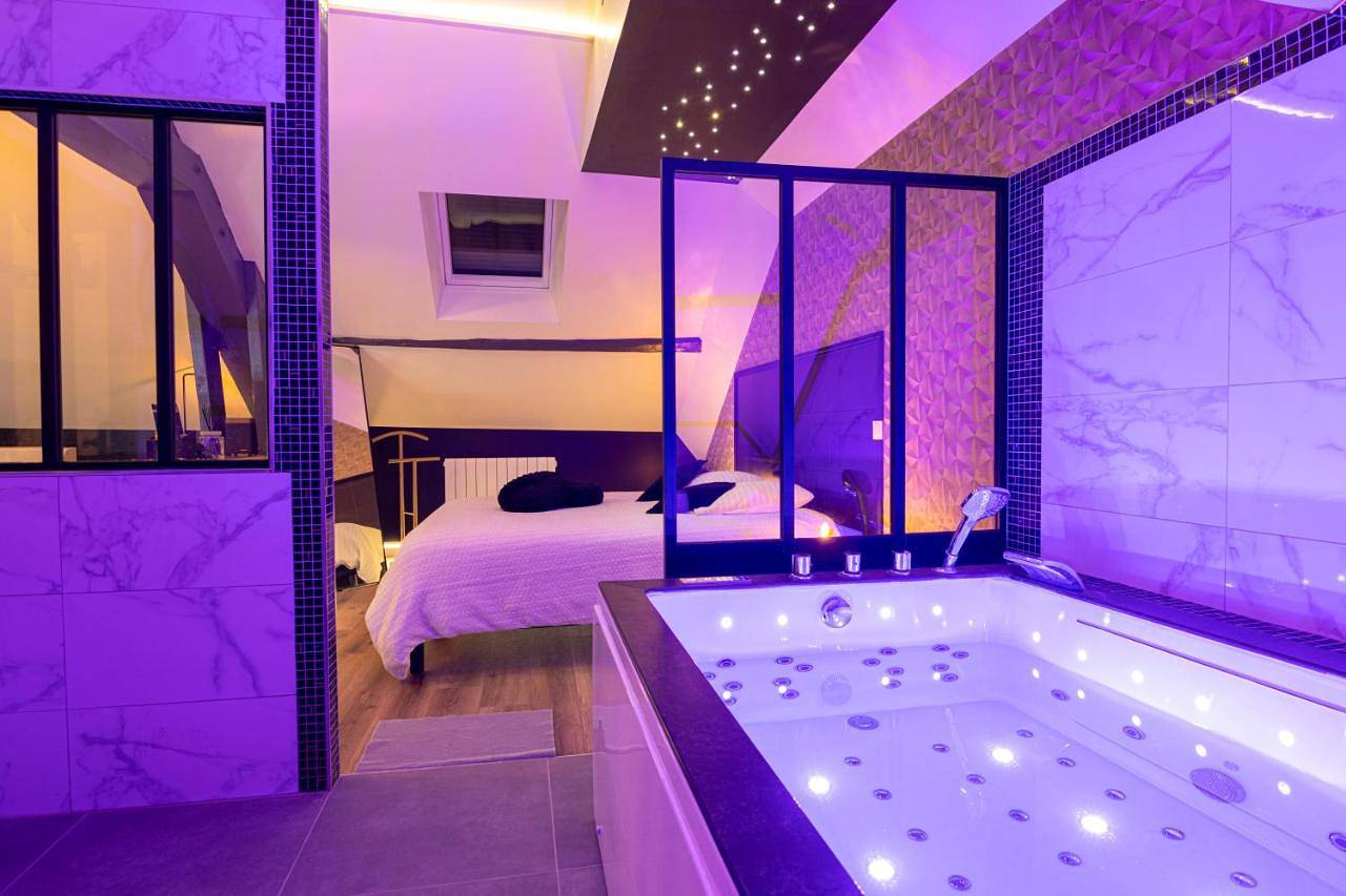 L'Intemporel Éclipse Suite Spa Privatif in Champagne-sur-Oise, Val-d'Oise