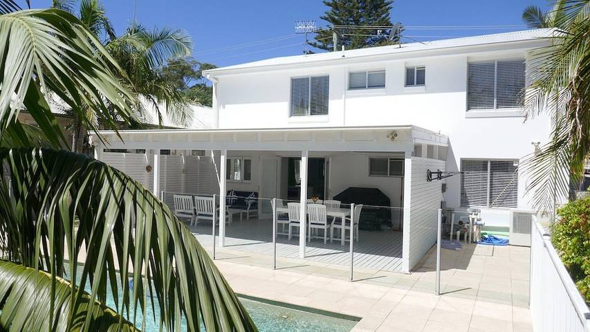 Holiday home for 10 people, with garden and pool as well as balcony in Shoal Bay