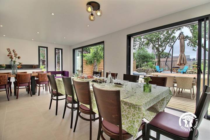 Gîte pour 11 personnes, avec piscine ainsi que jardin et terrasse, animaux acceptés dans Penvins - 4