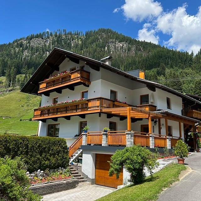 Ferienwohnung für 4 Personen, mit Balkon und Terrasse sowie Garten und Pool in Außerrotte