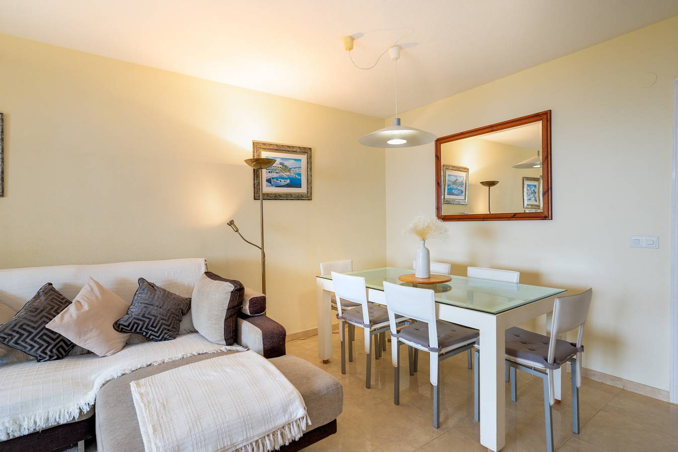 Entire apartment, Doña Lola Sea View Apartment with Shared Pool & Wi-Fi in Urbanizacion Calahonda, Mijas
