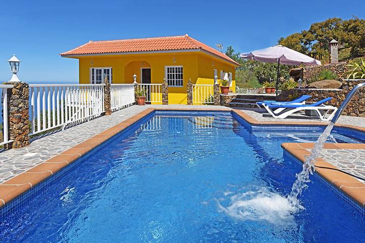 Ferienhaus für 5 Personen, mit Terrasse und Garten sowie Seeblick in Aguatavar