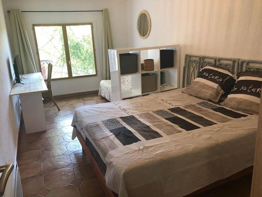 Appartement entier, Two-Bedroom Apartment in Céret, Côte méditerranéenne (France)