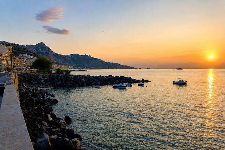 Appartamento intero, GuestHost - Naxos Dream - Sea View on Taormina in Giardini-Naxos, Provincia di Messina