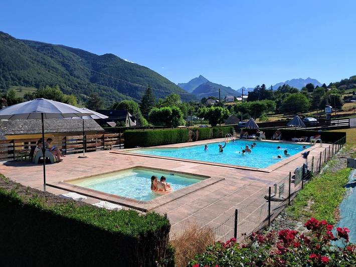 Location de vacances pour 6 personnes, avec Terrasse et Jardin ainsi que Piscine et Vue à Arras-en-Lavedan