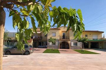 Gîte pour 8 personnes, avec jacuzzi ainsi que jardin et balcon, animaux acceptés à Bellcaire d'Empordà