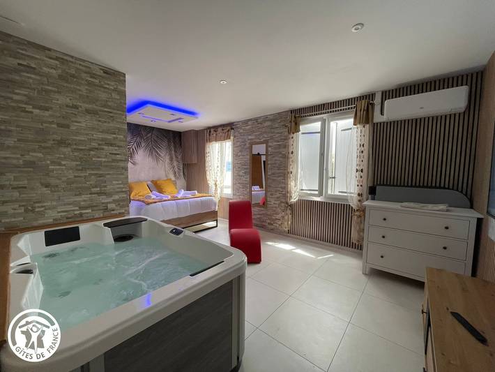 Gîte pour 2 personnes, avec Jacuzzi ainsi que Terrasse et Jardin