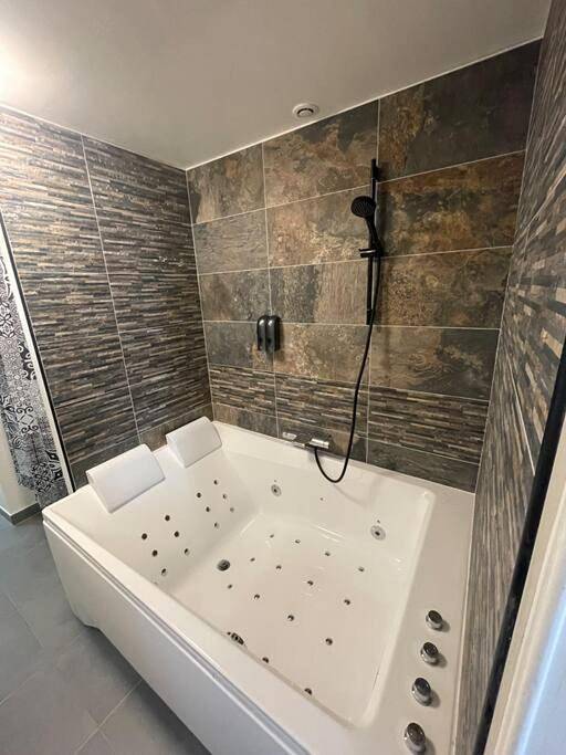 Location de vacances pour 5 personnes, avec Jacuzzi à Sens