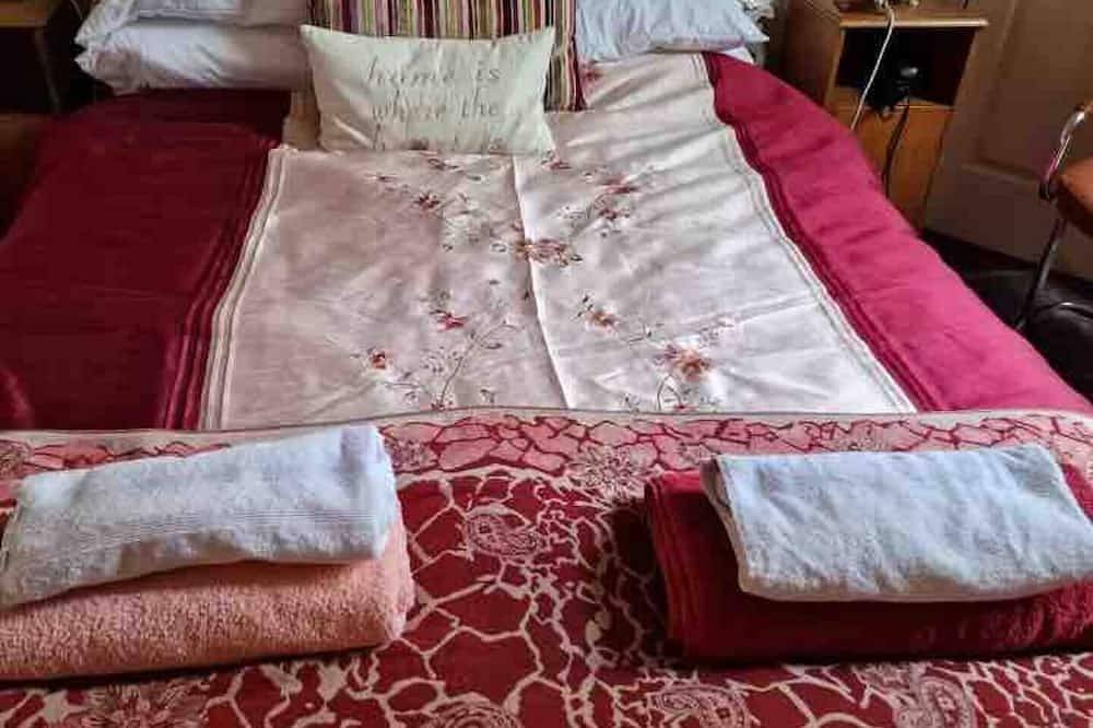 Entire apartment, Leith Walk, Private Main Door, 3 Bedroom Lovely Victorian Apartment at Tram Stop in Leith, Edinburgh