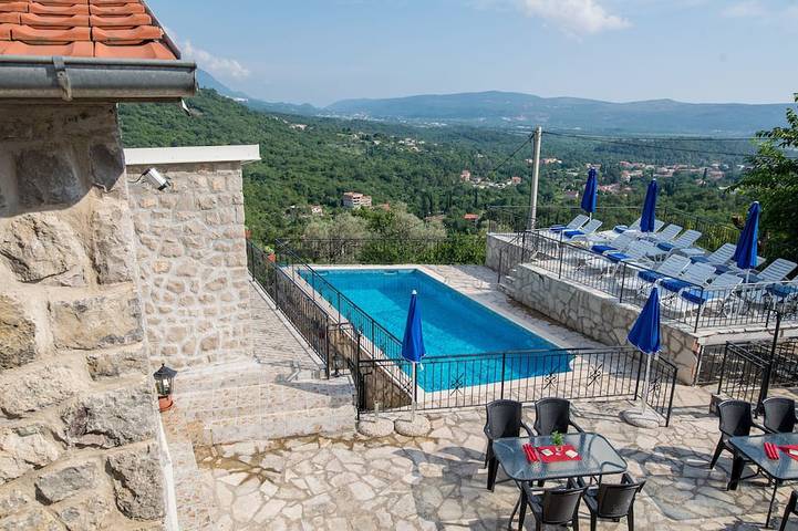 Ferienwohnung für 5 Personen, mit Terrasse und Pool sowie Whirlpool in Montenegro