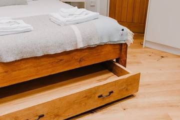 Log Cabin for 4 People in Cornwall, South West England, Photo 4