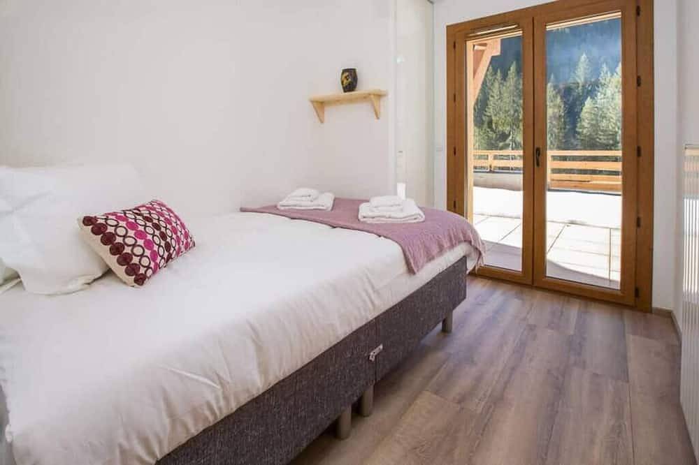Entire apartment, Stylish 4 bedroom apartment, sleeps 7 people. Located next to Nyon telecabine. in Morzine, Les Portes du Soleil