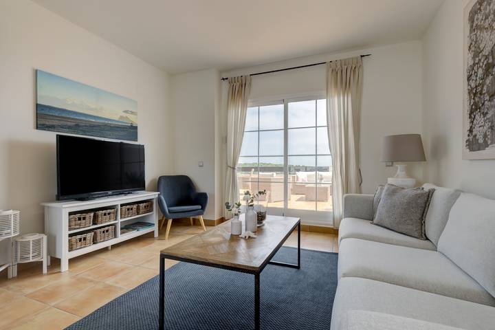 Entire apartment, Penthouse Apartment in Alcaidesa with Mountain View, Wi-Fi, Pool, Garden & Terrace in La Alcaidesa, San Roque