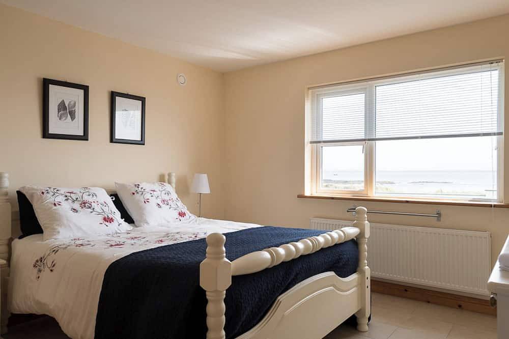 The Neighbours - Loop Head Holiday Homes. A stone throw away from the ocean. in County Clare