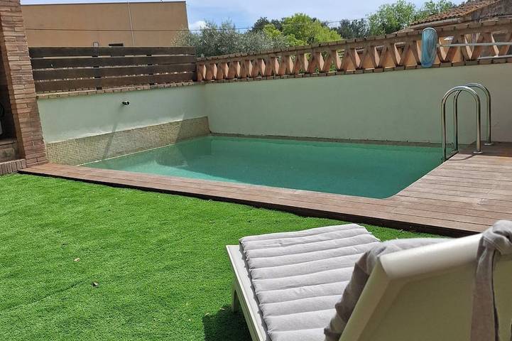 Location de vacances pour 6 personnes, avec balcon et jardin dans Llampaies