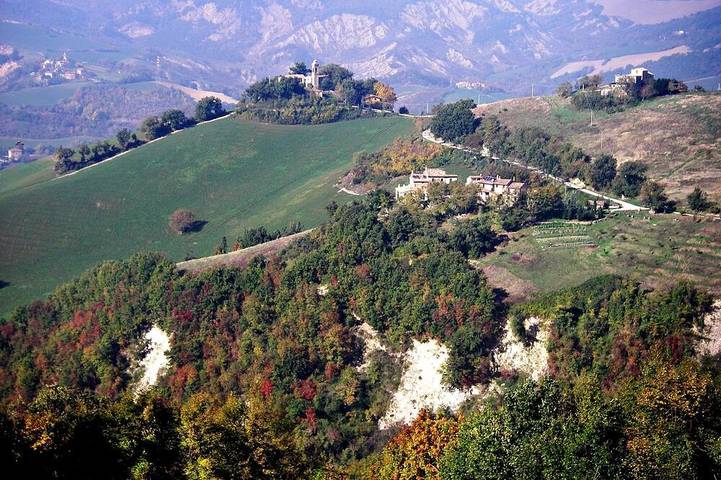 Gîte pour 8 personnes, avec terrasse ainsi que piscine et jardin à Piandimeleto