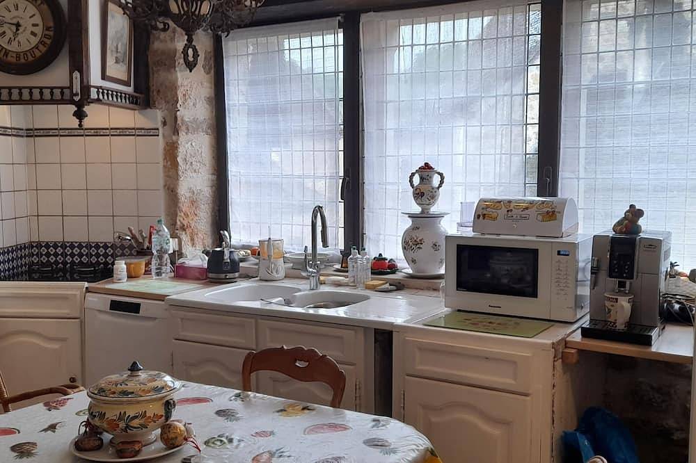 Bedroom and garden patio for 18 m 2- kitchen + bathroom in house in Carennac, Lot