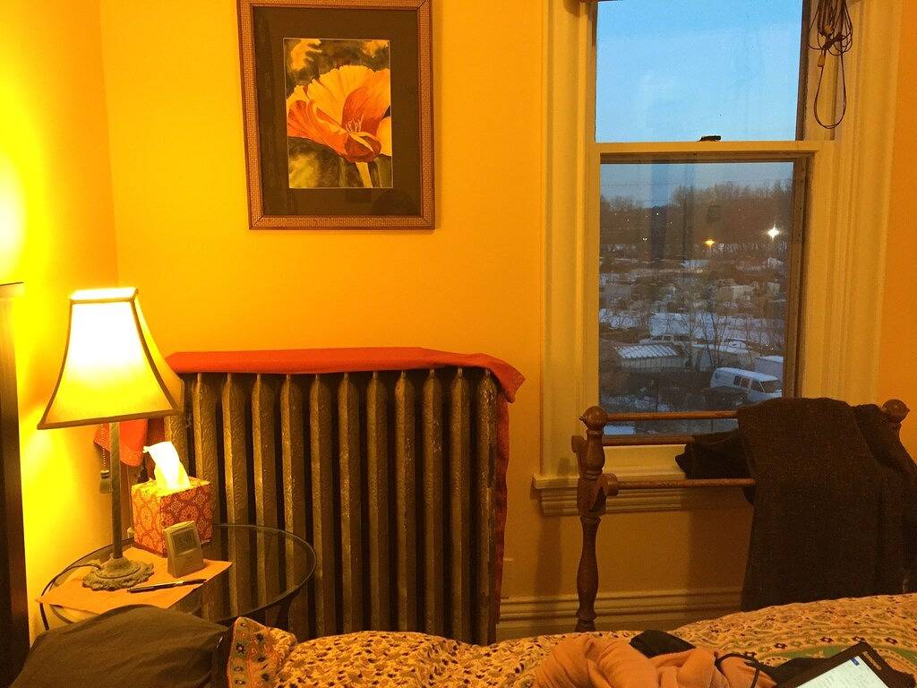 Private room in shared home with full kitchen, living room, and yoga space. in Minneapolis, Twin Cities