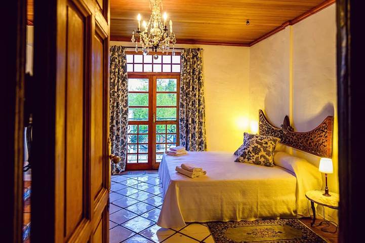 30 min from Puy de Fou. Swimming pool, bbcoa,A/C,free Wifi, garden, terrace with view in Recas, Toledo Province
