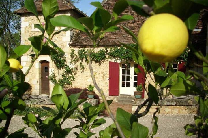 Le gîte du \"Pigeonnier\" au milieu d'un parc de 3 ha in Lembras, Périgord Pourpre