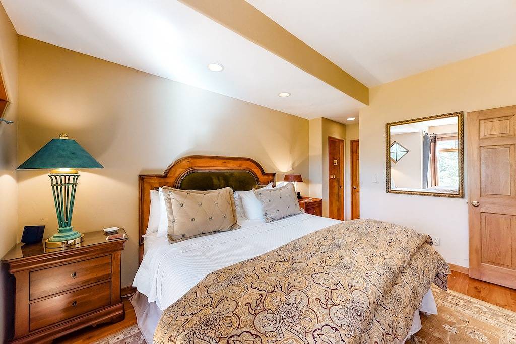 Expansive getaway with stunning views, hot tub & fast Wifi - dogs welcome in Silverthorne, Arapaho and Roosevelt National Forests