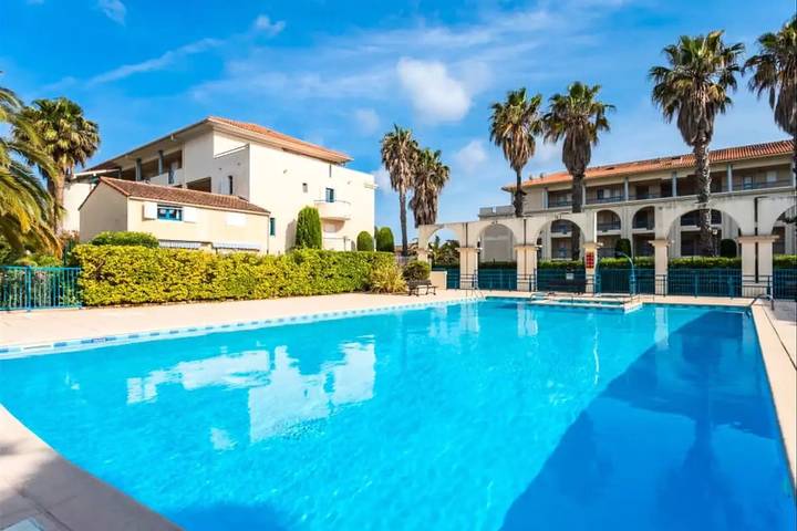 Gîte pour 4 personnes, avec balcon ainsi que vue et piscine dans Golf Grand Jardin