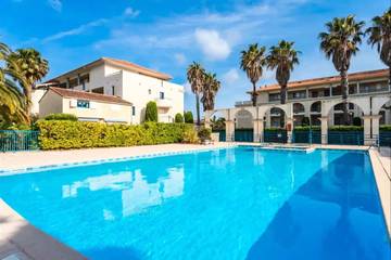 Gîte pour 4 personnes, avec piscine ainsi que vue et balcon dans Golf Grand Jardin