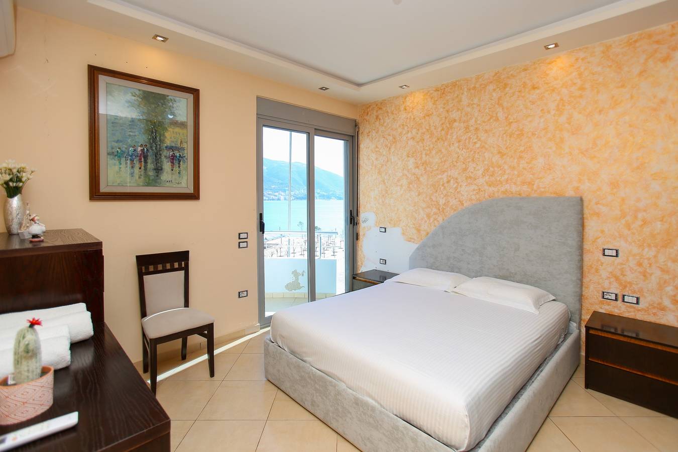 Apartamento vacacional entero, Holiday 2-Bed Apartment Seaview in Vlorë (Ciudad), Vlorë