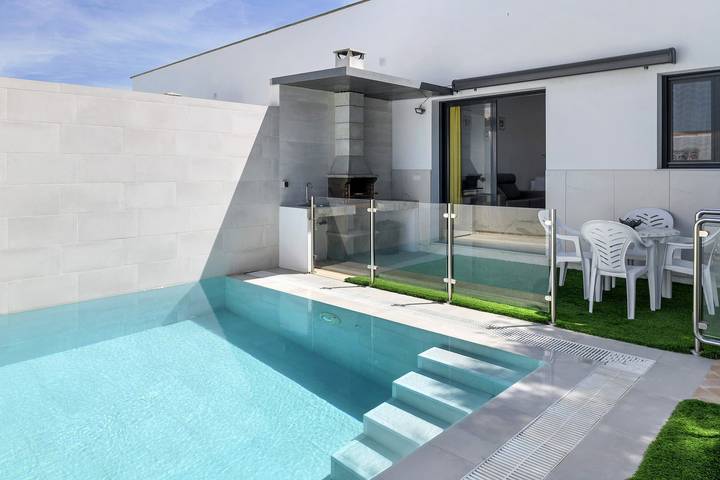 Vacation house for 4 people, with yard - 1