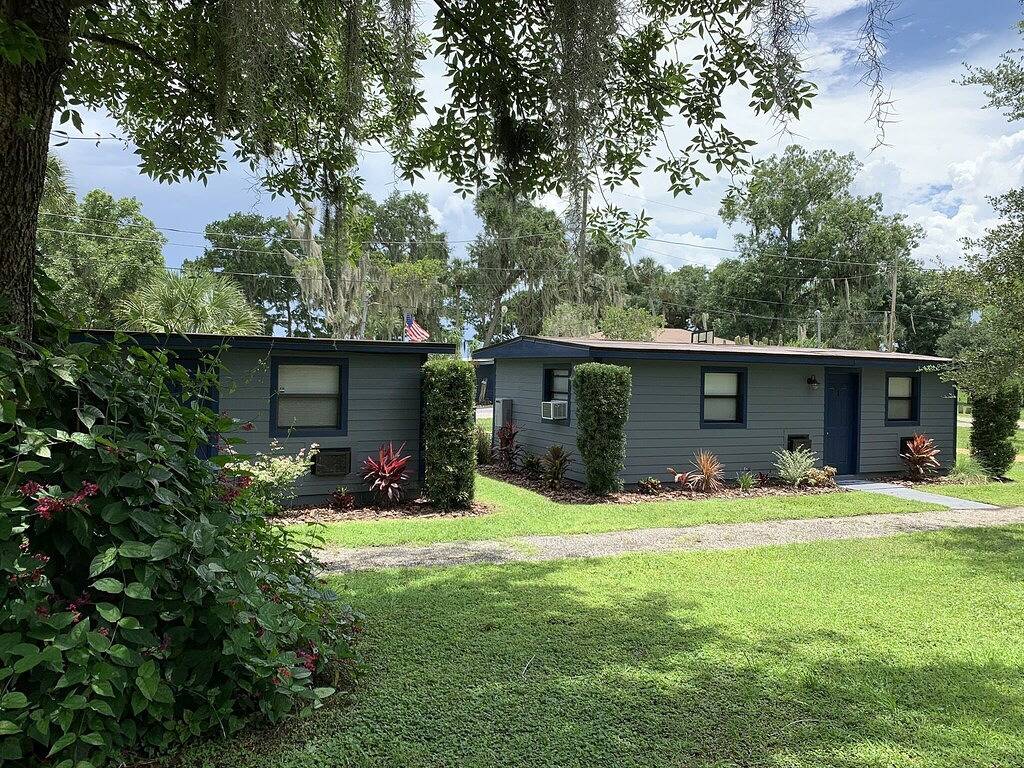 Charming 2Br/1Ba Cabin at Lakeside Resort in Lake Pierce, Zentral Florida