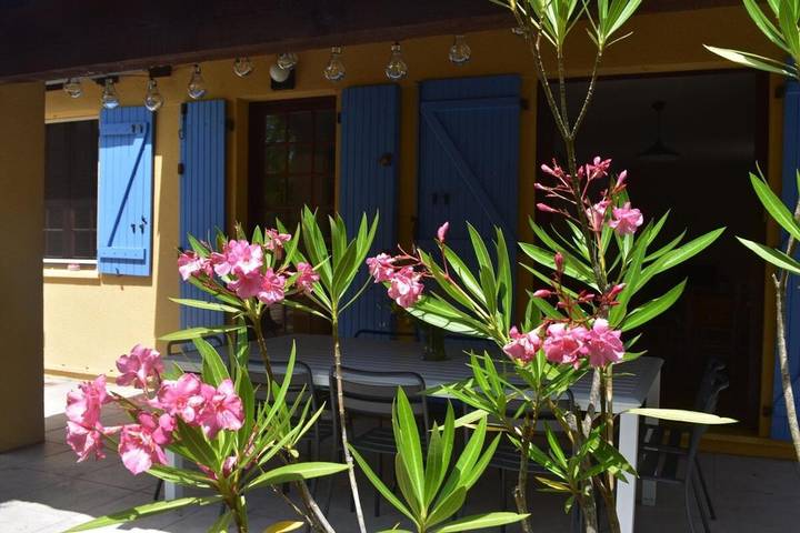 Location de vacances pour 10 personnes, avec jardin ainsi que piscine et vue à Saint-Victor-de-Malcap