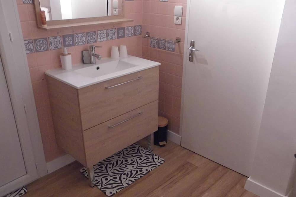 Entire apartment, Charming apartment in the Pyrenees overlooking Le Canigou in Vernet-les-Bains, Prades region