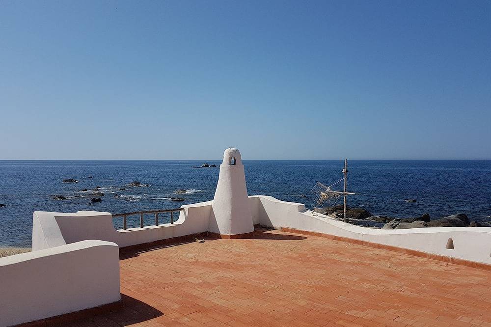 Position dominante de la maison sur la mer avec jardin in Cala Caterina, Villasimius
