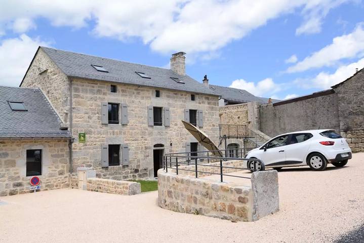 Gîte pour 10 personnes, avec terrasse et piscine dans L'Aubrac